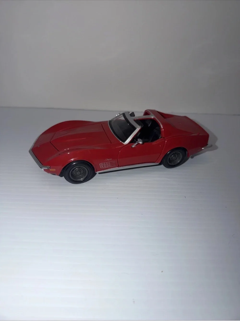 Maisto 1970 Chevrolet Corvette T Top Cherry Red 1:24 Die Cast Model Car